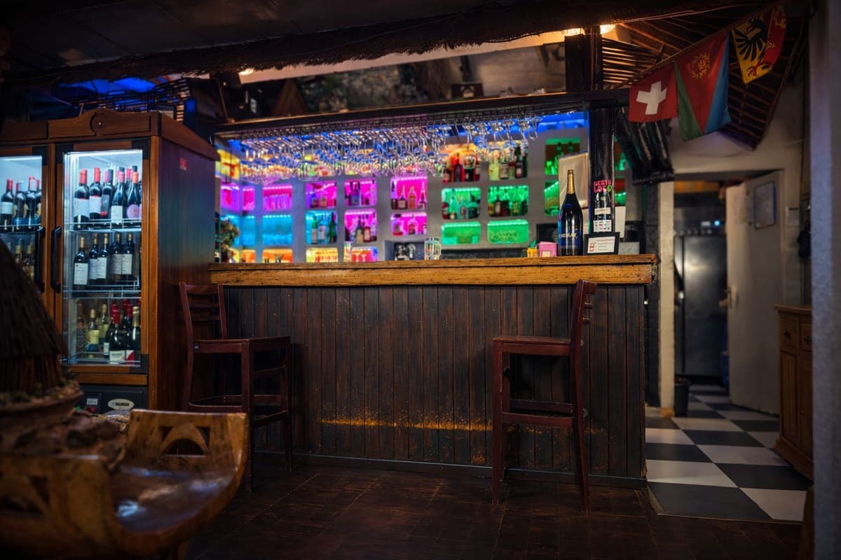 Intérieur authentique du restaurant La Gazelle d'Or Genève - Décoration Africaine